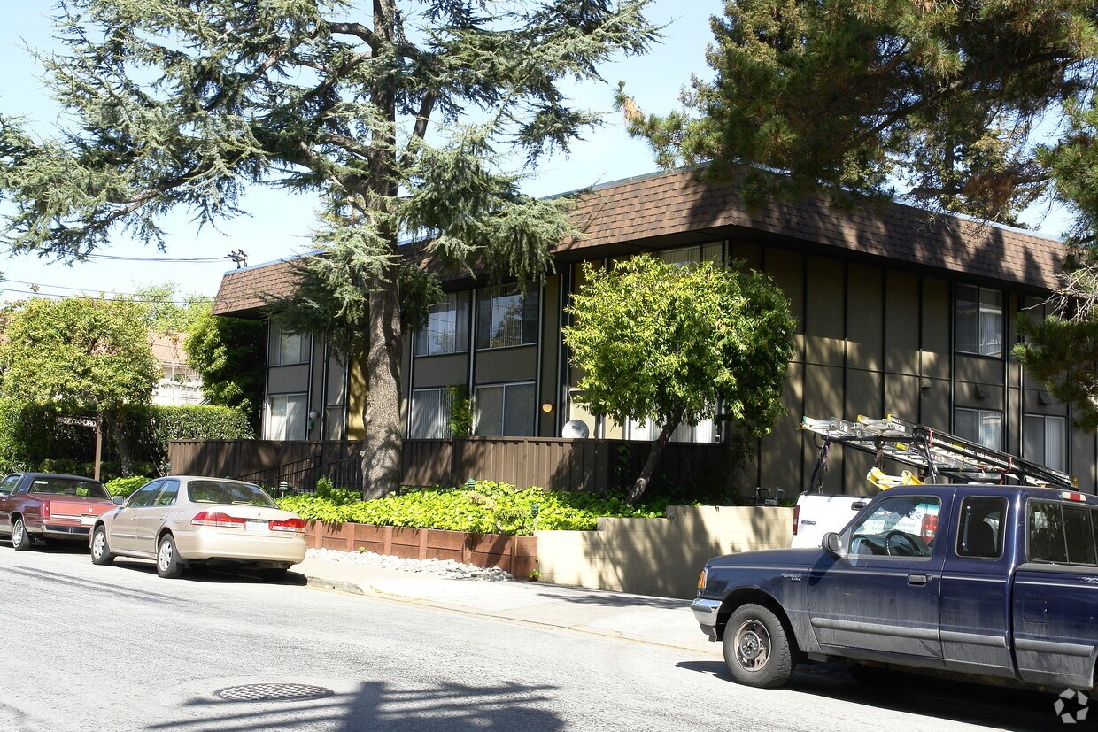 Building Photo - Redwood Apartments