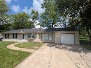 Building Photo - 1027 Farmview Dr