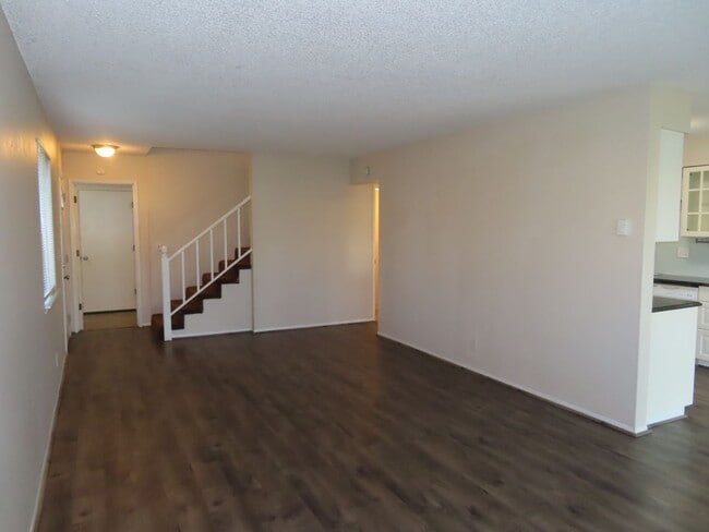 Foto del edificio - 3 Bed/ 1.5 Bath Townhouse Near Gateway Are...