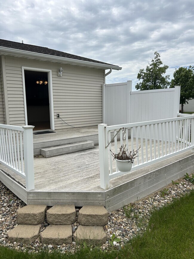 Building Photo - 2307 Pointe Loop