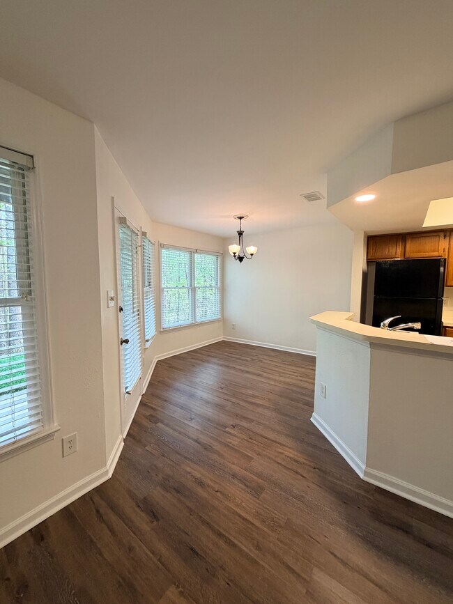 Comedor - 109 Killam Ct