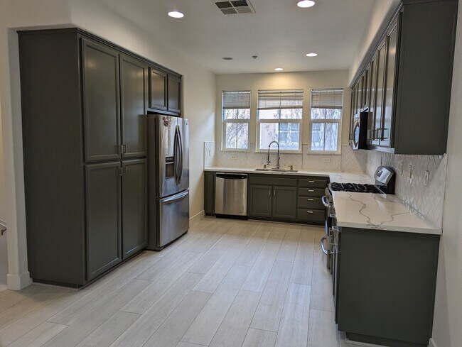 Building Photo - 1540 Avina Cir