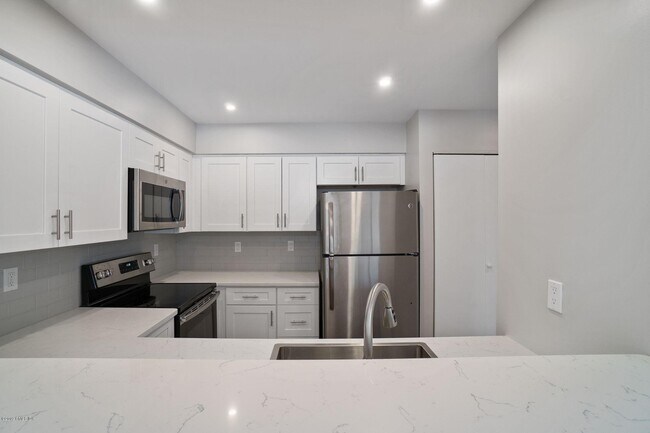 Foto del edificio - 1465 E Putnam Ave