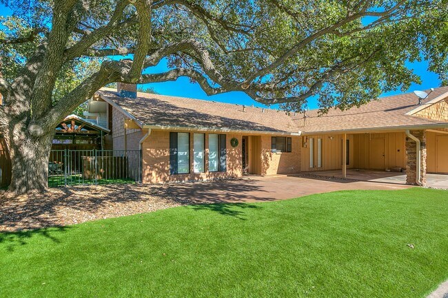 Foto del edificio - COMING APRIL 2026!!! Stunning Country Club Townhome!!