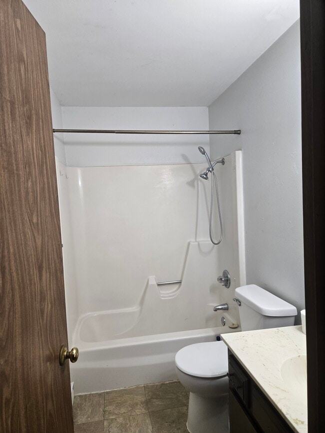 Building Photo - 401 Center St