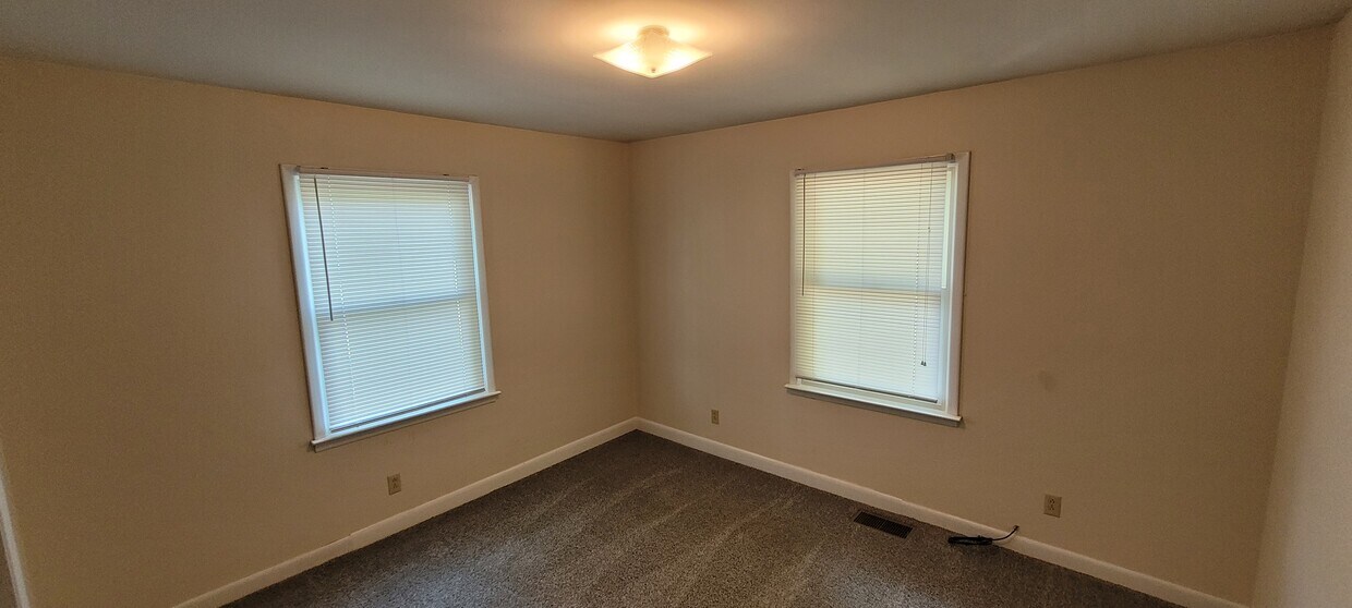 Foto principal - 8326 Linville Rd