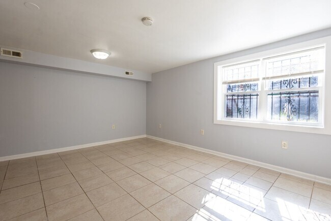 Building Photo - Charming 2 BR/1 BA Apartment in Washington Highlands!