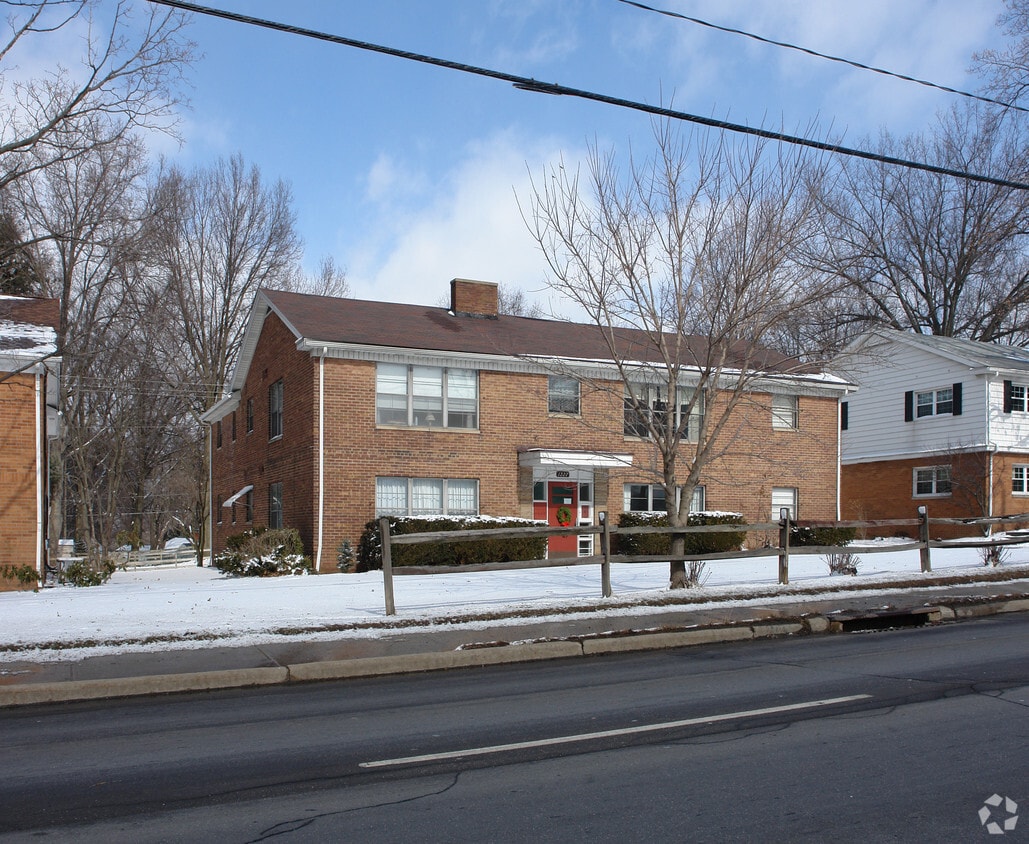 Building Photo - 1227 E Main St