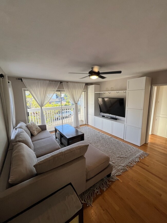 Building Photo - 1818 Carmelina Dr