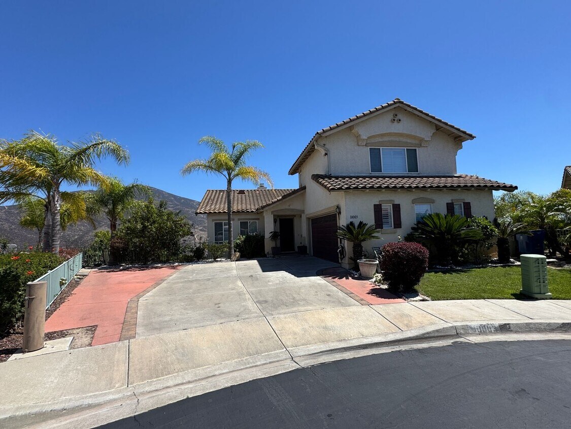 Foto principal - Beautiful 5 Bedroom Home