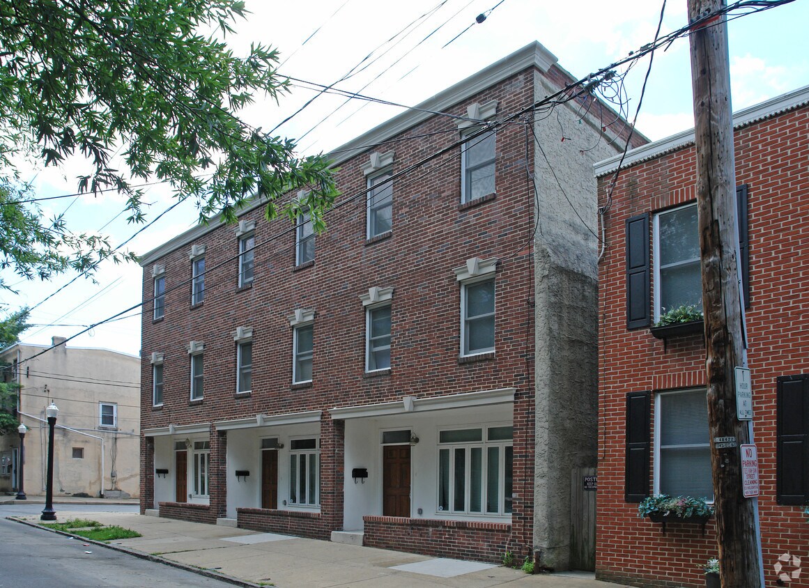 Building Photo - 712-716 W 9th St