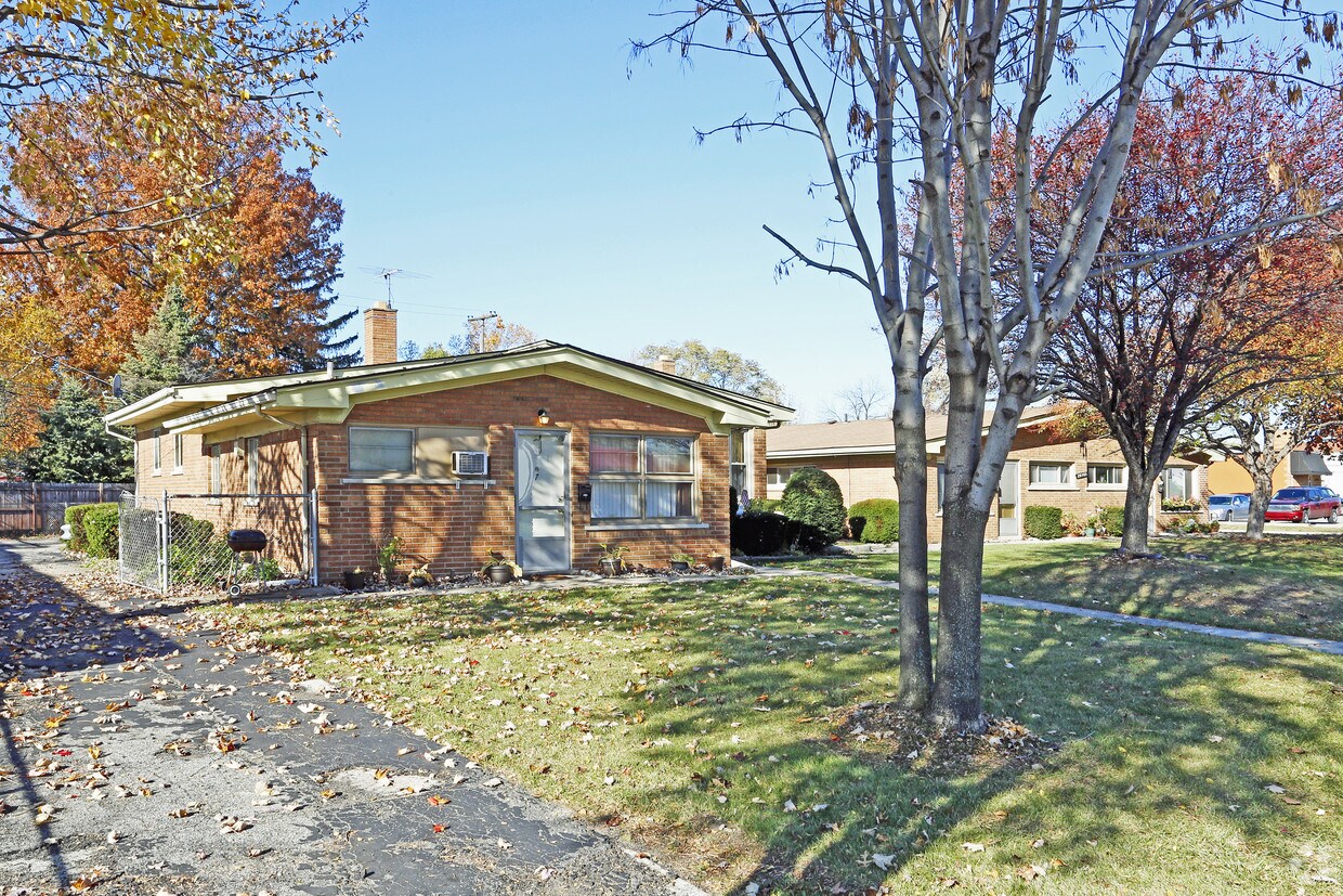 Foto del edificio - 28729 Utica Rd