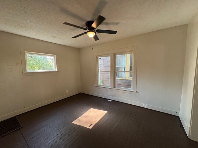 Foto del edificio - Three bedroom one bathroom home for rent