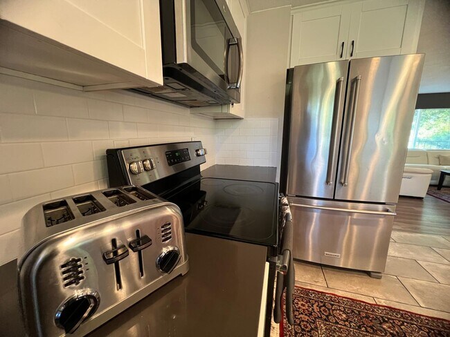 Full Kitchen - 913 92nd St SE