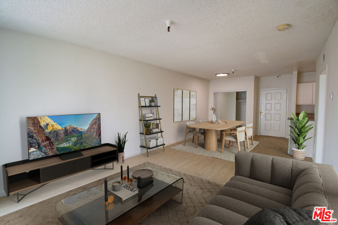 Foto principal - 6633 Yucca St
