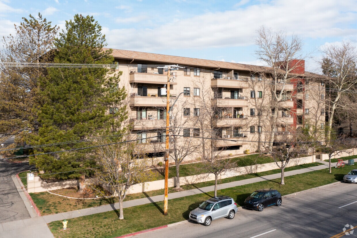 Primary Photo - Towne Park Condominiums