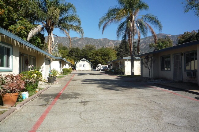 Building Photo - 543 W Altadena Dr
