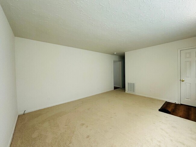 Building Photo - 215 Freestone Dr