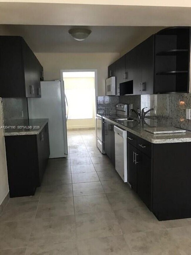 Foto del edificio - 1632 NE 183rd St