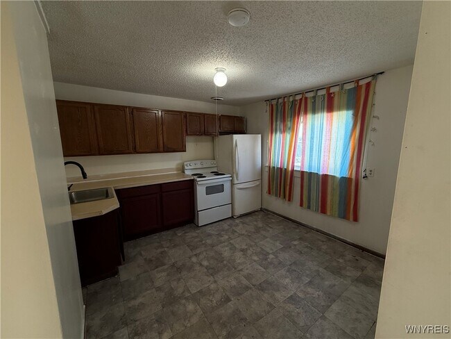 Foto del edificio - 1816 Military Rd