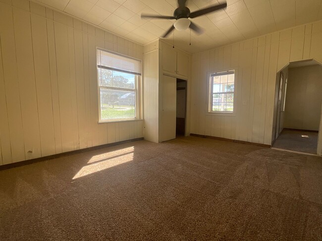 Building Photo - 2 bedroom, 1 bathroom rock home located in...