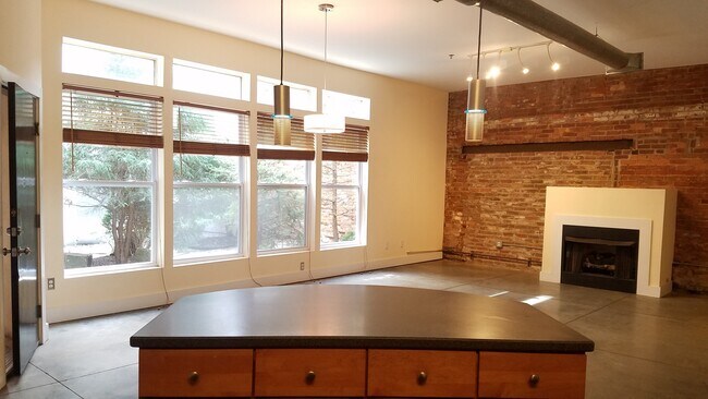 Building Photo - Castleberry Hill Loft! Vacant! Move in Ready!
