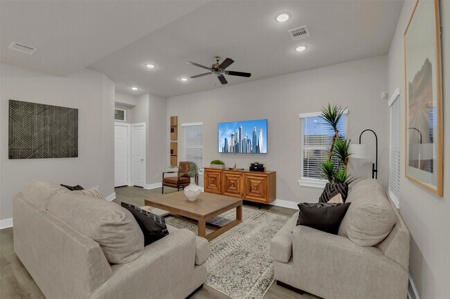 Building Photo - 21015 Bay Vlg Dr