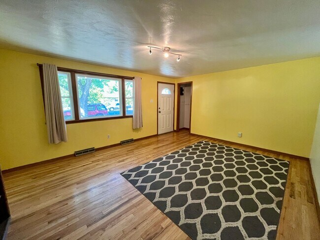 Foto del edificio - 3 Bedroom ranch w/ garden in the Heart of Longmont!