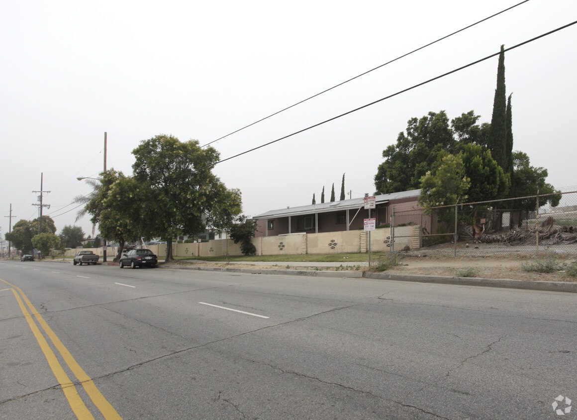 Building Photo - 9051 Laurel Canyon Blvd