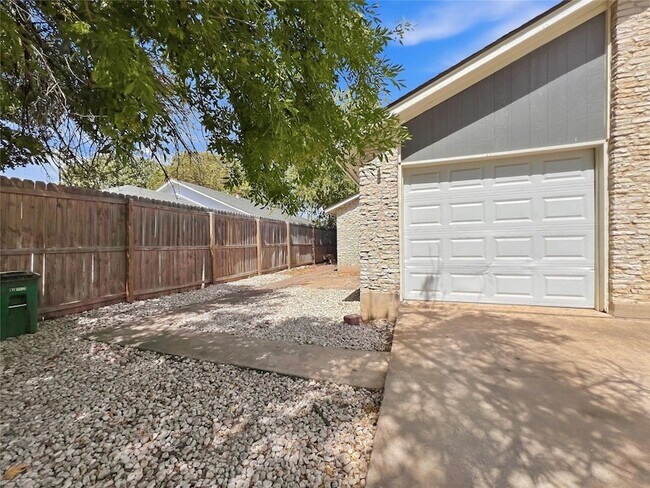Building Photo - 1012 Fieldwood Dr