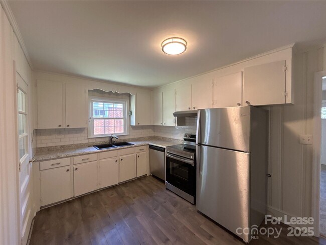 Foto del edificio - 4820 Charleston Dr