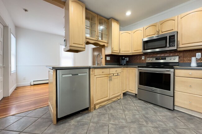 Foto del edificio - Bright & Updated 2-Bed Home in Dalton- $2450