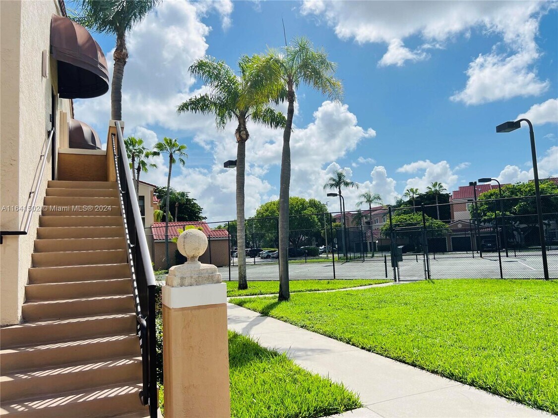 Foto principal - 2153 Renaissance Blvd
