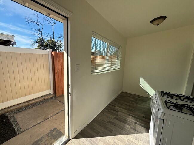 Foto del edificio - 475 W Ramona Dr