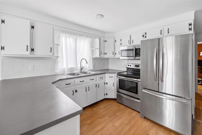 Building Photo - 10 Dewolf Ave
