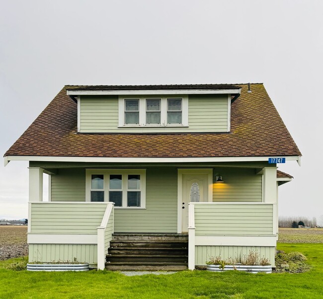 Building Photo - 4 Bedroom Farmhouse