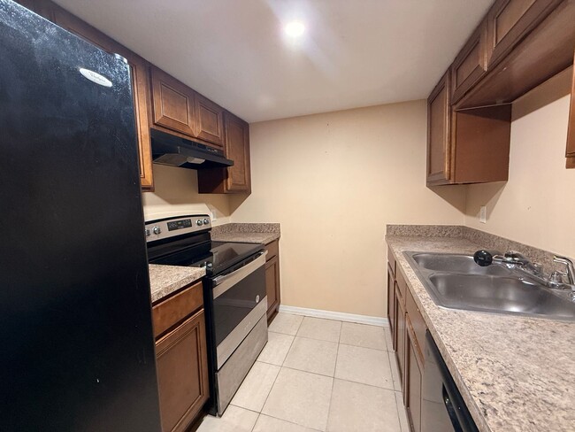 Foto del edificio - 2/2 Condo with Lake Views