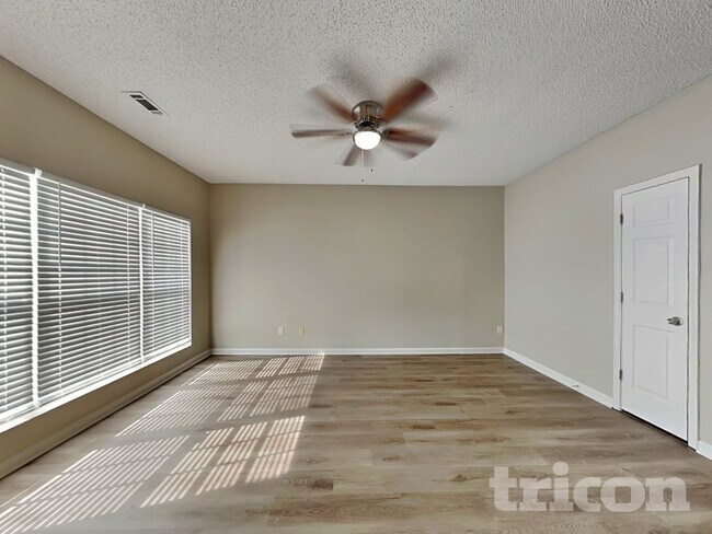 Foto del edificio - 5090 Oakley Commons Blvd