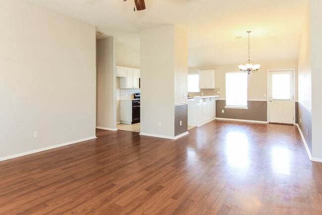 Building Photo - Beautiful Home!