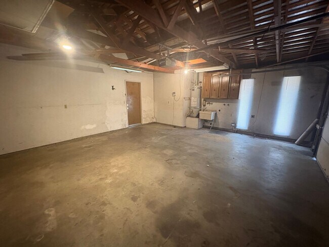 Foto del edificio - NW Reedley Home Near Shopping Center Rent ...