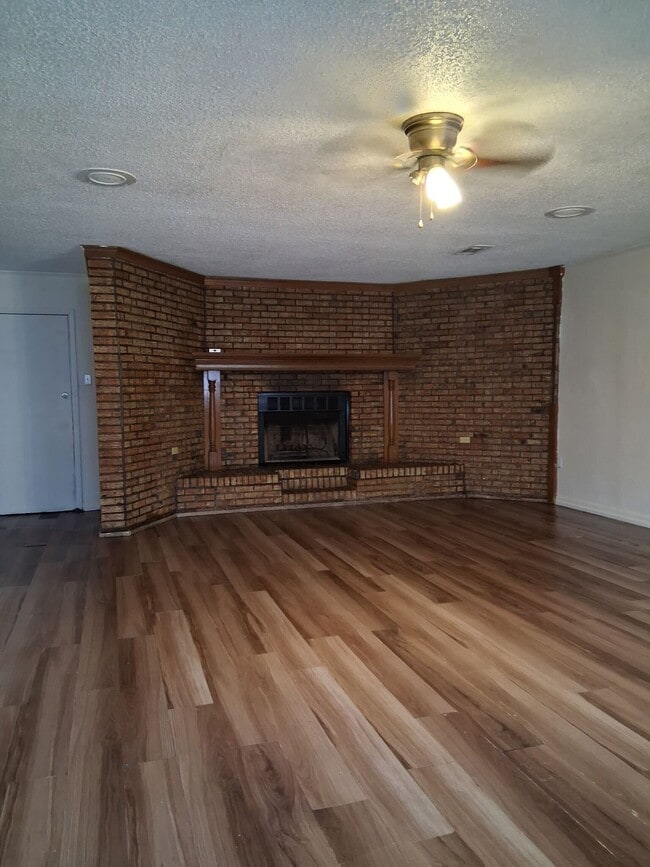 Building Photo - 3207 Longwood Dr