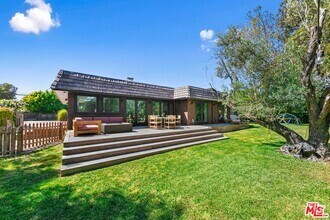 Building Photo - 7038 Dume Dr