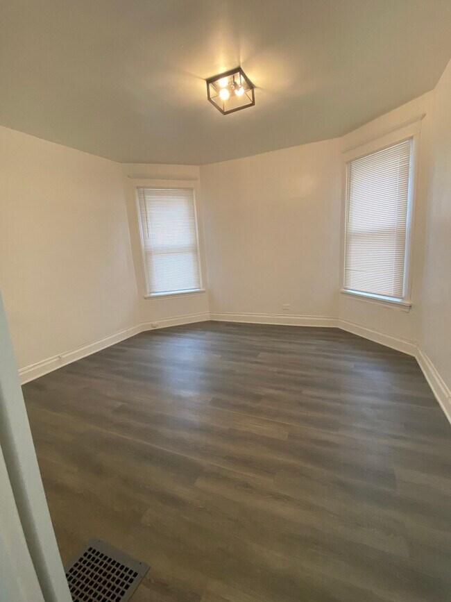 Foto del edificio - 642 N Pine Ave