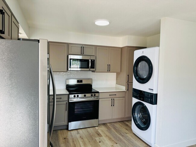 Building Photo - Fresh Remodel, Pet Friendly 2 bedroom in B...