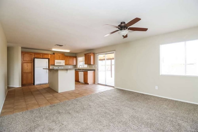 Building Photo - 811 E Hillview Cir