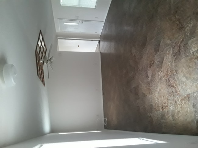 Foto del edificio - 503 Uhland Rd