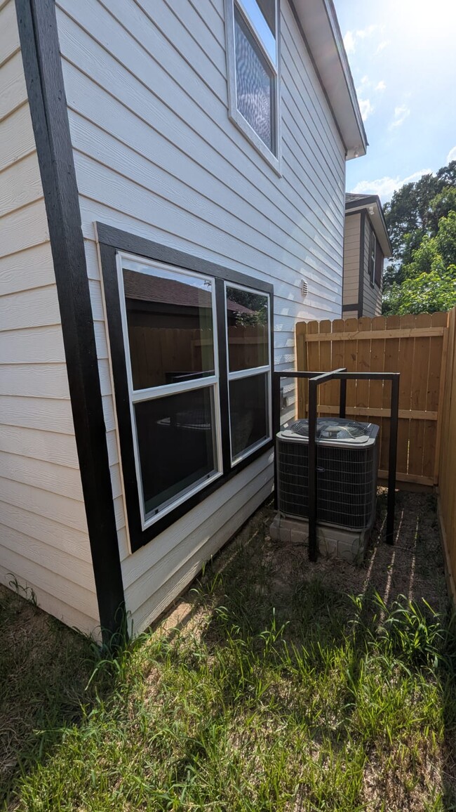 Building Photo - 2310 Wavell St