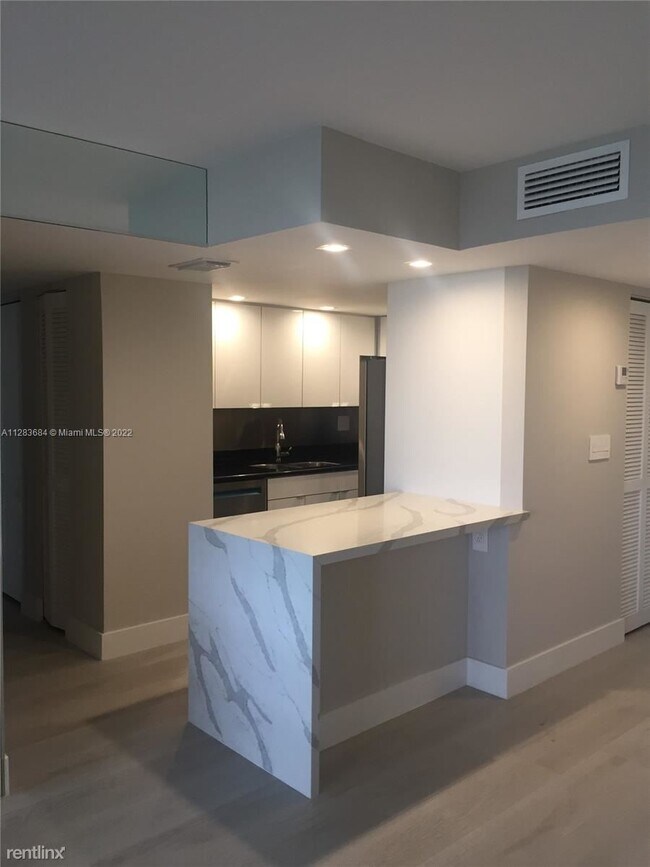 Building Photo - 2 br, 2 bath Condo - 1440 Brickell Bay Dr ...
