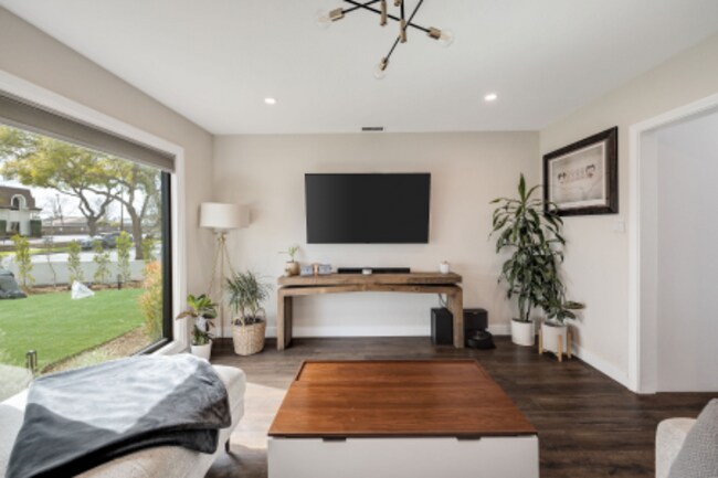 Foto del edificio - 6037 Candlewood St