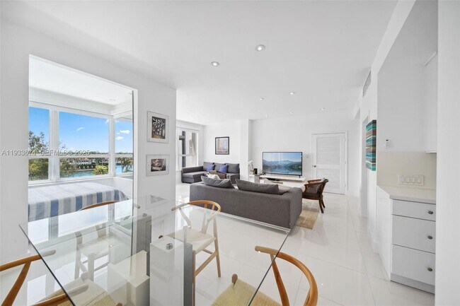 Foto del edificio - 4925 Collins Ave